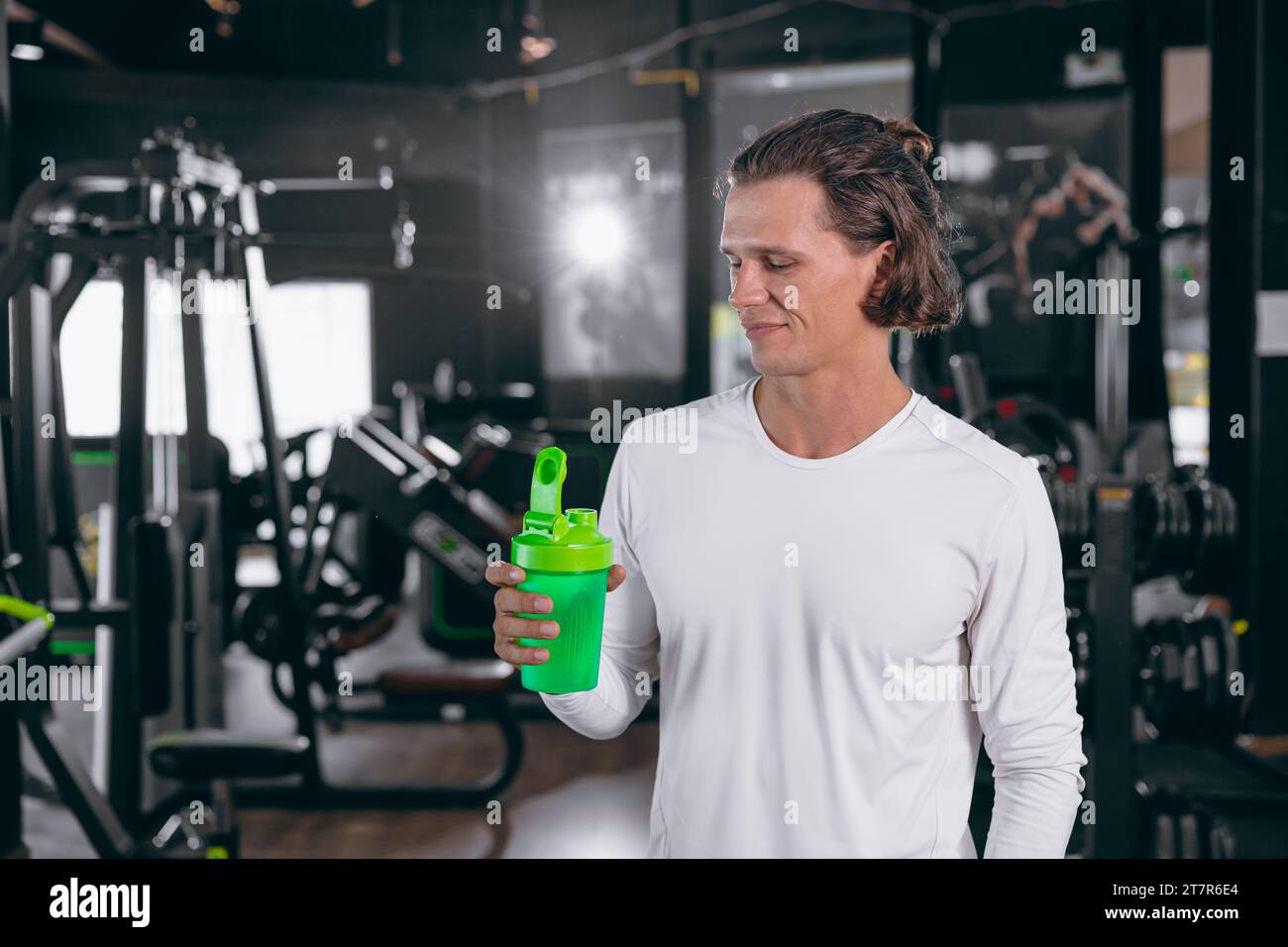 bel homme de fitness adulte tenant la main shaker de lactosérum pour boire heureux protéine de lactosérum pour le muscle sain Banque D'Images