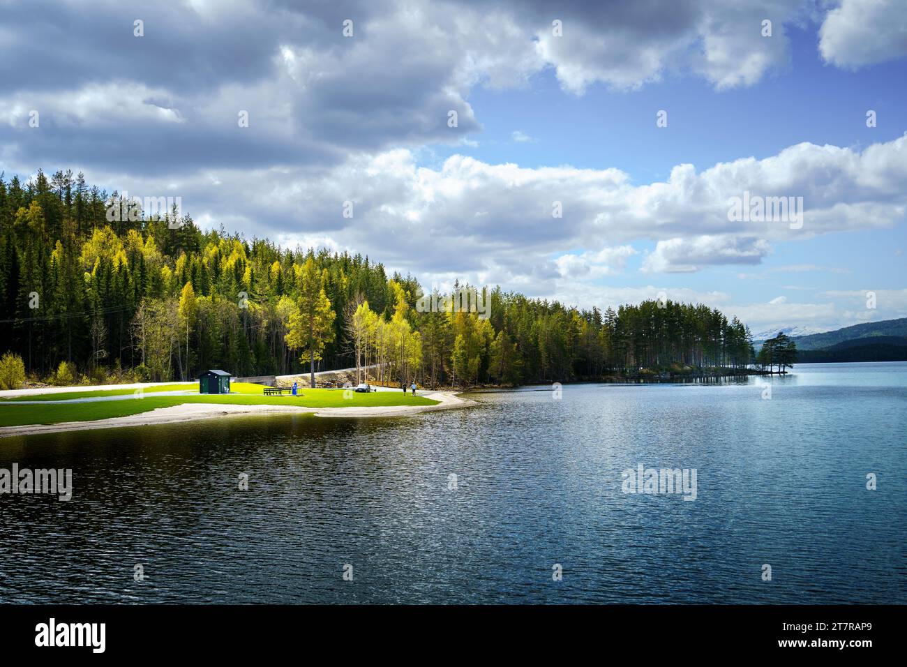 Zone développée au bord d'un lac Banque D'Images