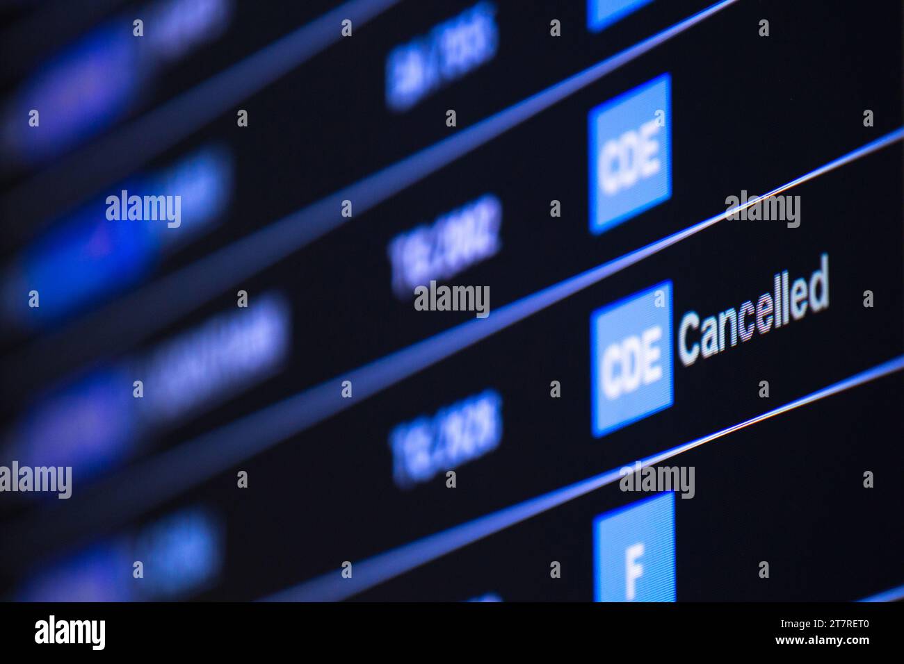 Tableau numérique des horaires à l'aéroport avec les vols annulés. Banque D'Images