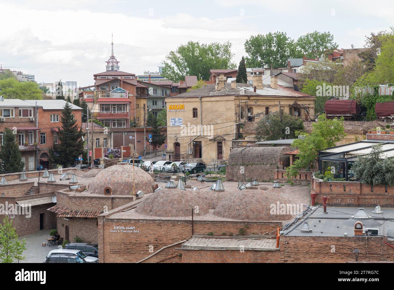 Tbilissi, Géorgie - 28 avril 2019 : Old Tbilissi I. Vue sur la rue Grishashvili avec restaurant et bar Marani et bains thermaux Banque D'Images