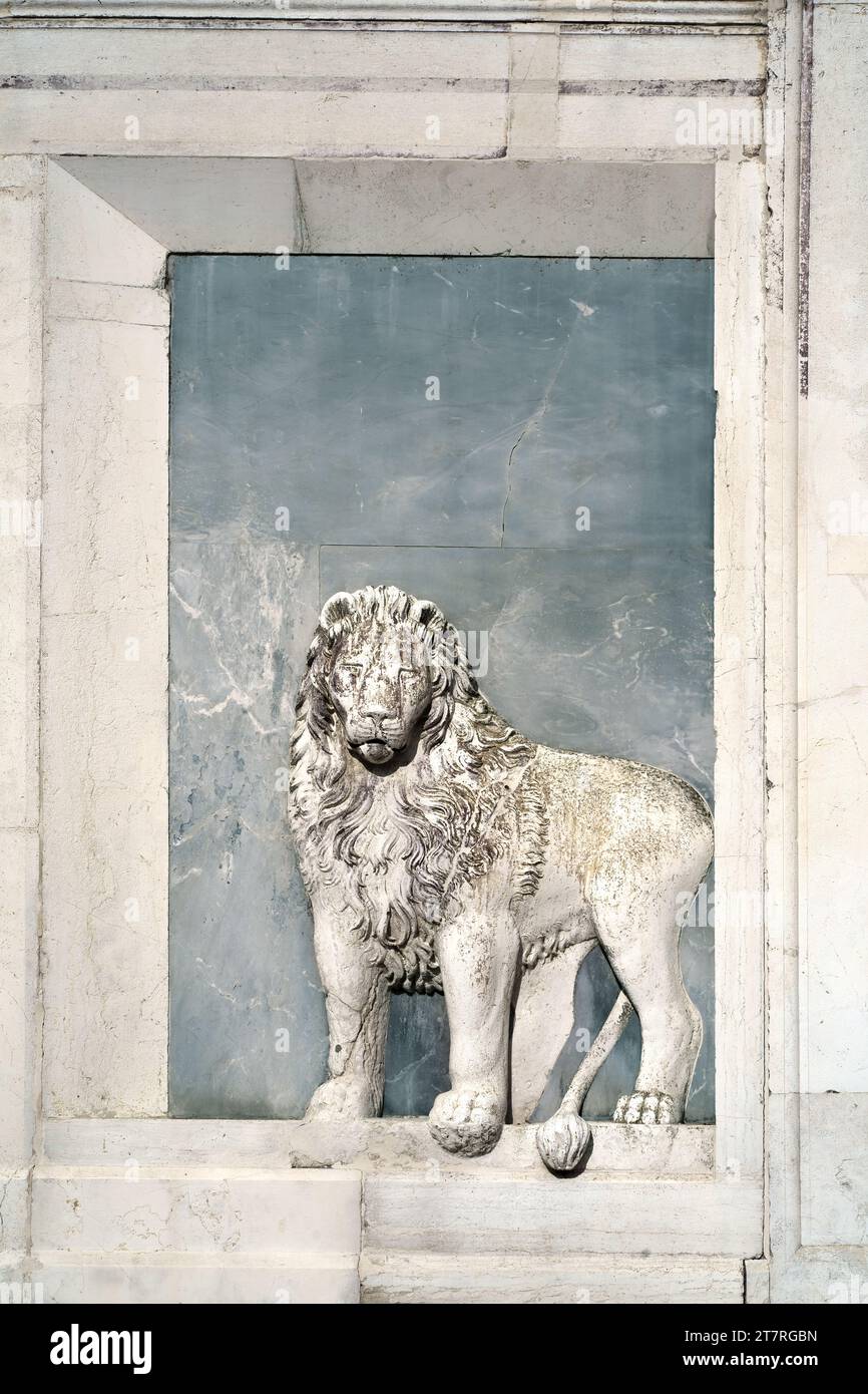 Italie. Venise. Rues et bâtiments anciens de Venise. Il y a une photo d'un lion sur le mur de la petite église. Banque D'Images