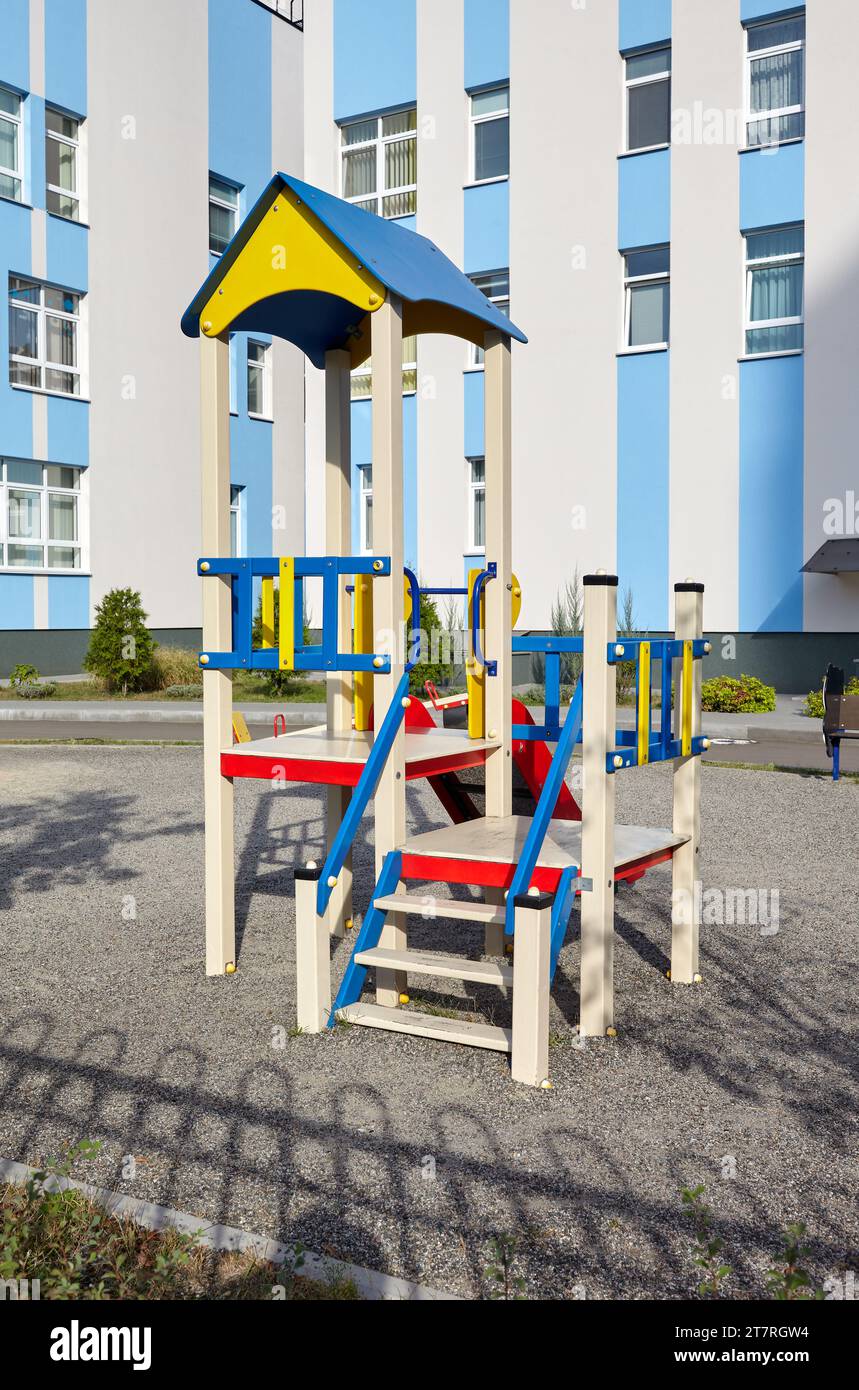 Façade du bâtiment de jardin d'enfants. Aire de jeux colorée pour les enfants par une journée ensoleillée Banque D'Images