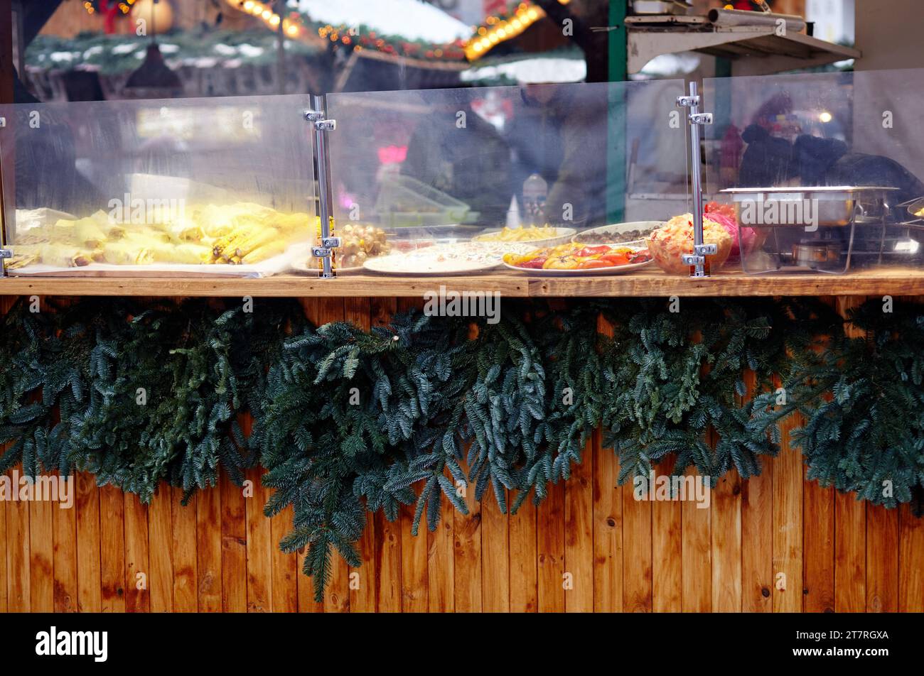 Fête de la nourriture de rue de Noël sur la foire dans le centre-ville, vacances d'hiver. BBQ Street food à vendre, délicieuses saucisses sur le marché de rue de vacances à europ Banque D'Images
