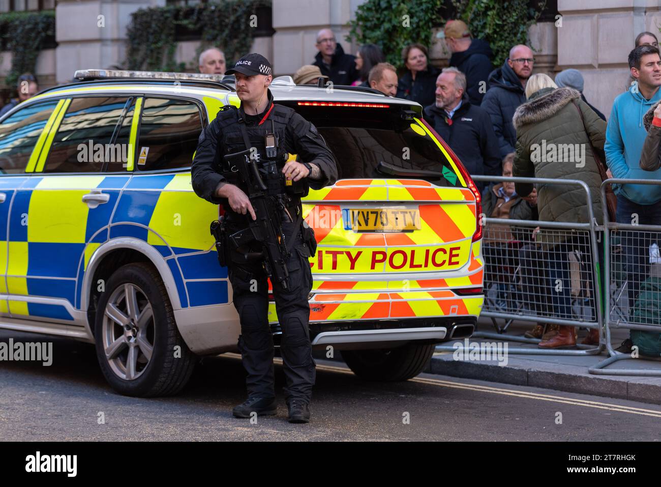 Agent autorisé des armes à feu en service le jour de l'armistice dans la City de Londres avant le défilé du Lord Mayor's Show. Rassemblement public pour événement extérieur Banque D'Images