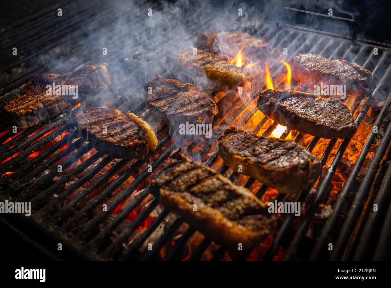 Steaks cuisant sur grill flamboyant. Concept de nourriture et de cuisine. Banque D'Images