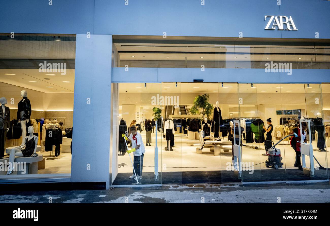 ROTTERDAM, PAYS-BAS : magasin DE mode ZARA. Zara est un détaillant espagnol  de vêtements et d'accessoires Photo Stock - Alamy