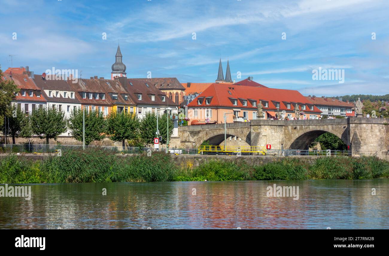 Paysage autour du vieux pont principal à Wuerzburg, une ville dans la région de Franconie en Bavière, Allemagne Banque D'Images