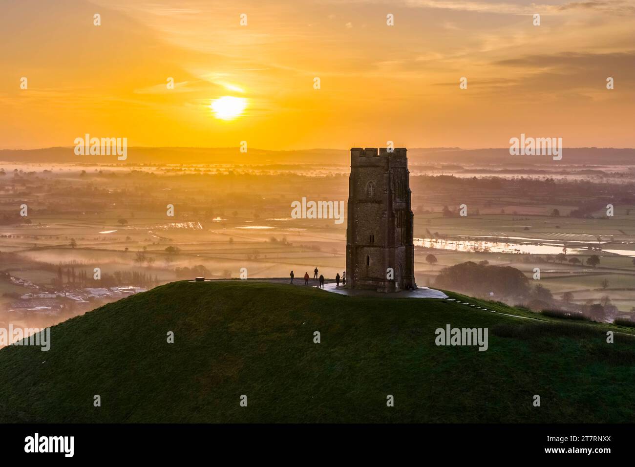 Glastonbury, Somerset, Royaume-Uni. 17 novembre 2023. UK Météo. Un lever de soleil spectaculaire derrière St Michael’s Tower sur Glastonbury Tor à Glastonbury dans le Somerset par un matin clair et froid. Crédit photo : Graham Hunt/Alamy Live News Banque D'Images