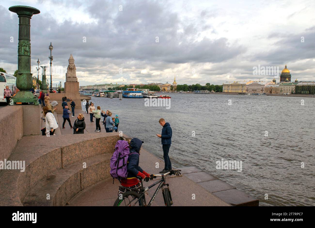 Saint-Pétersbourg - Russie 4 octobre 2022 : Griffon et Sphinx au bord de la rivière Neva. Okrug municipal 7. Vue d'ensemble de la rivière Neva avec bateaux et navires touristiques. Banque D'Images