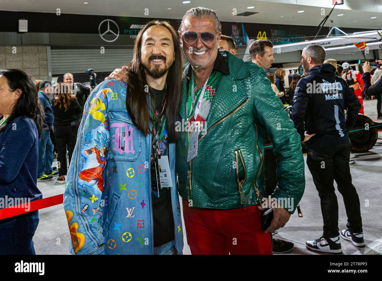 Las Vegas, États-Unis. 16 novembre 2023. Le créateur de mode Jeff Hamilton et le musicien Steve Aoki assistent à la F1 car Presentation au Grand Prix de Formule 1 à Las Vegas, NV le 16 novembre 2023 (photo de Travis ball/Sipa USA) crédit : SIPA USA/Alamy Live News Banque D'Images