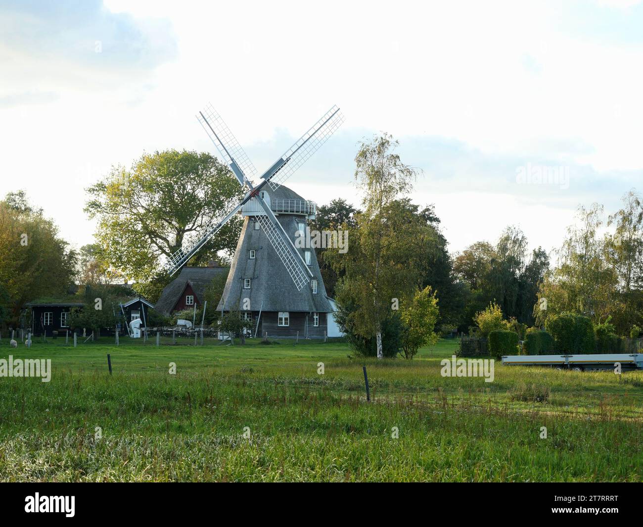 Le nouveau moulin à Ahrenshoop a été construit sur le site historique de l'ancien moulin Aujourd'hui, il sert de restaurant et d'aimant touristique. Banque D'Images