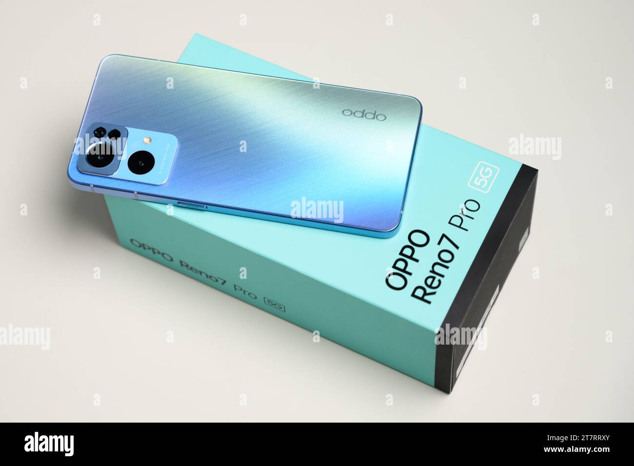 HCMC, VN - Oppo Reno 7 Pro pour un usage éditorial Banque D'Images