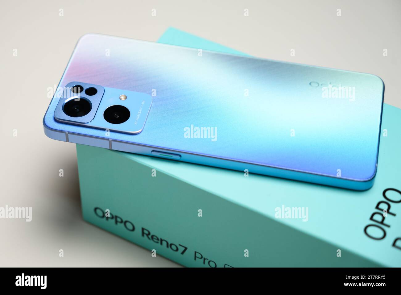 HCMC, VN - Oppo Reno 7 Pro pour un usage éditorial Banque D'Images