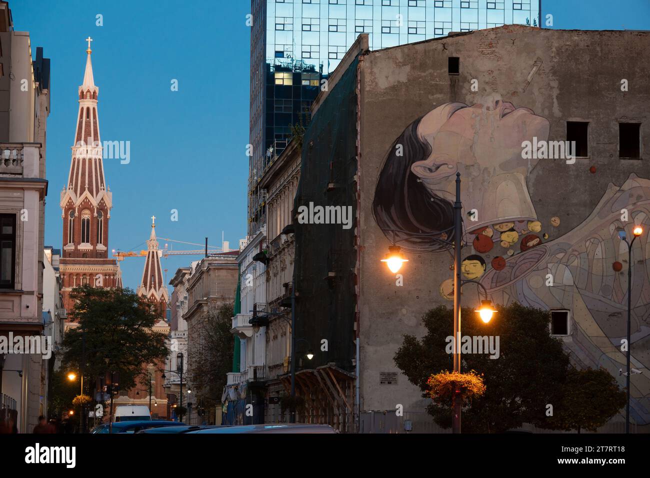 20 10 2022 : graffiti mural dans le vieux de la ville de Lodz au crépuscule. Pologne Banque D'Images