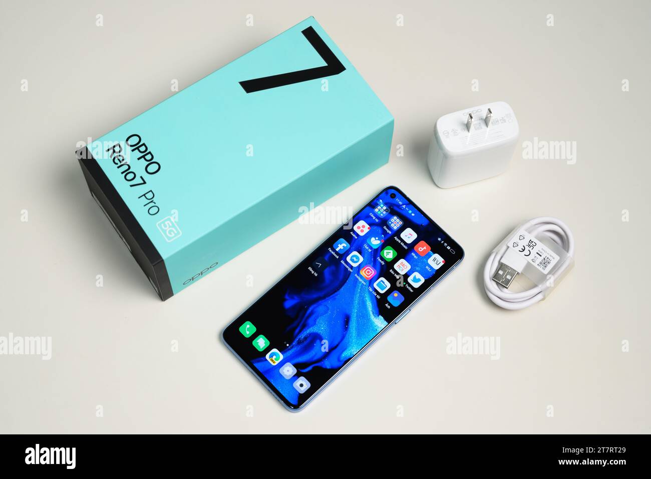 HCMC, VN - Oppo Reno 7 Pro pour un usage éditorial Banque D'Images