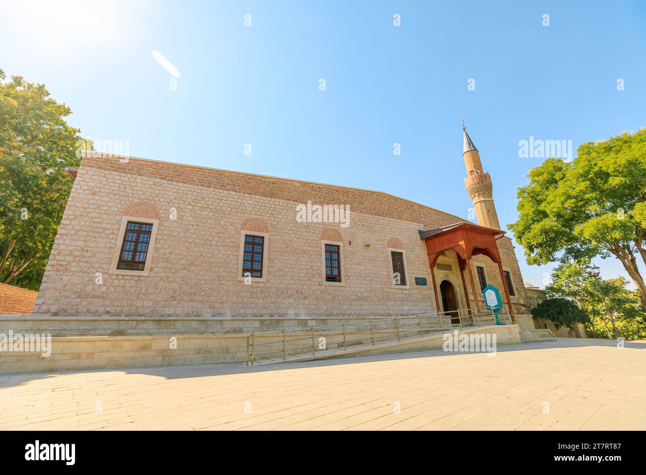 La mosquée Alaeddin Keykubad à Konya, en Turquie, fascine par ses motifs géométriques complexes, ses arcs gracieux, son minaret imposant, mettant en valeur l'islam Banque D'Images