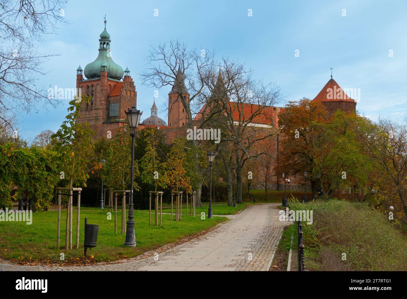 30 10 2022 : vue sur les tours de la cathédrale et le château princier, de la colline Tumskie en automne. Plock, Pologne Banque D'Images