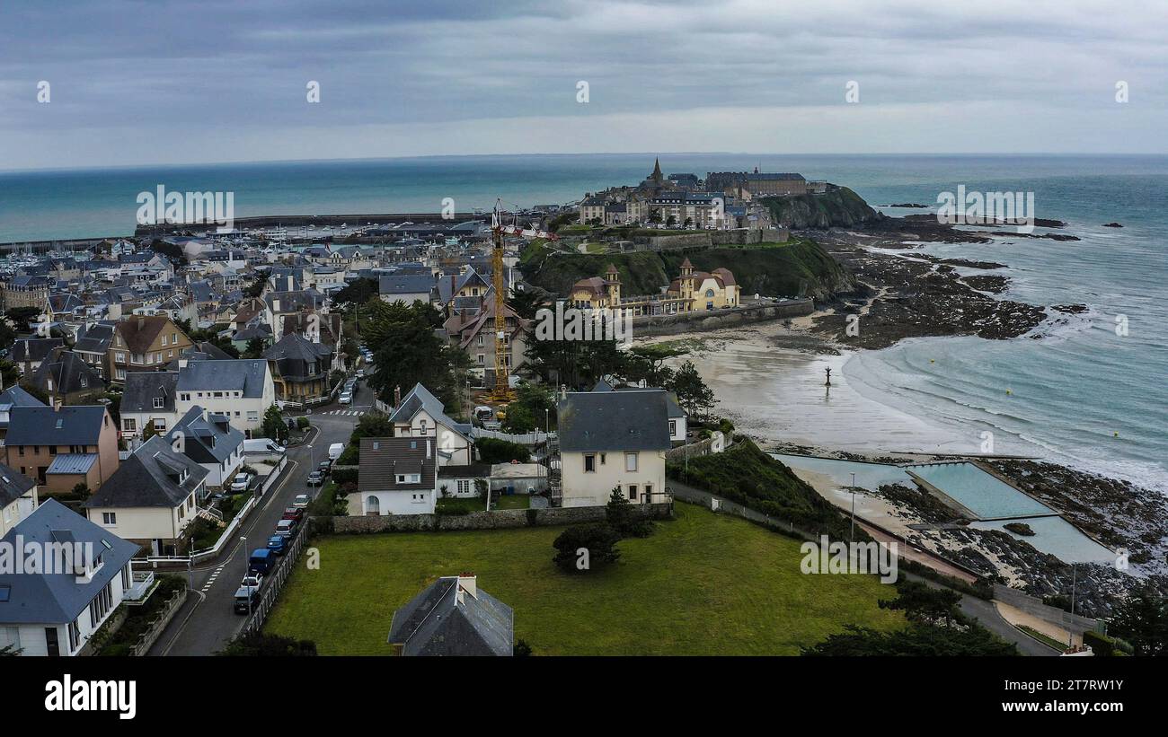 Die Hafenstadt Granville in der Normandie, fotografiert von einer Drohne. Banque D'Images