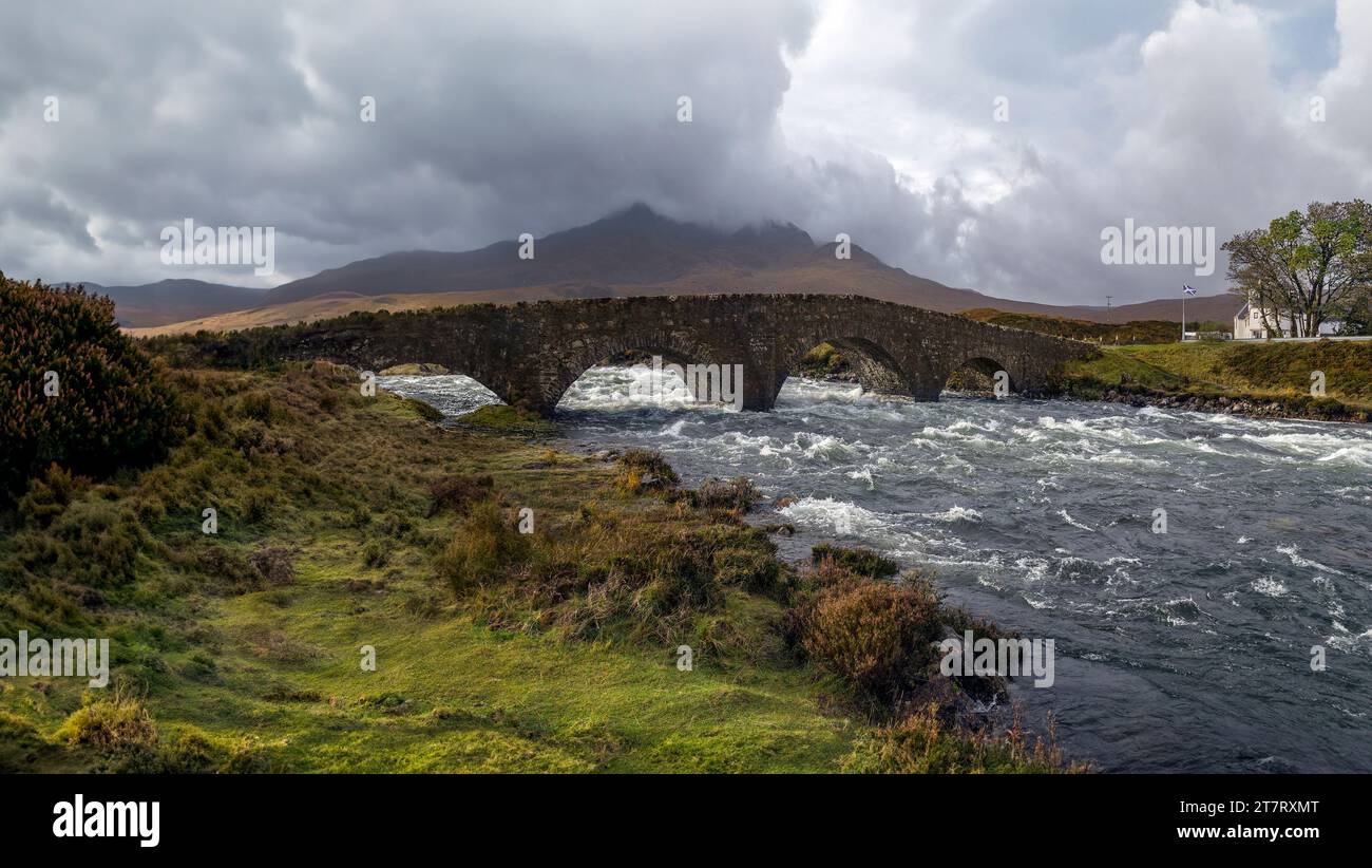Le vieux pont de Sligachan sur l'île de Skye dans les collines de Cuillin dans les Hébrides intérieures du nord-ouest de l'Écosse. Banque D'Images