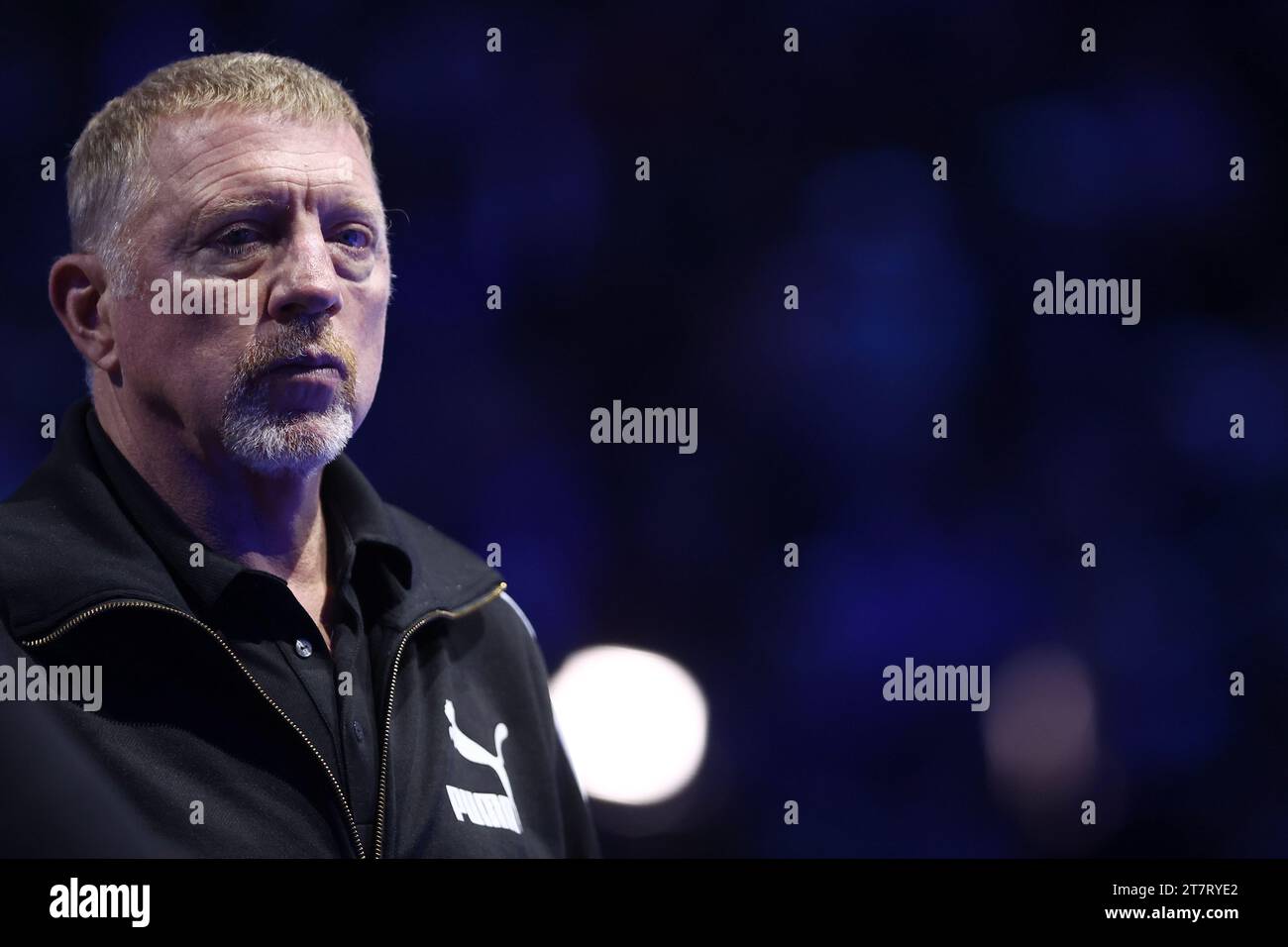 Torino, Italie. 16 novembre 2023. Boris Becker, ancien joueur de tennis allemand et entraîneur de la Holger Rune du Danemark, regarde lors du Round Robin simple match entre Jannik Sinner d'Italie et Holger Rune du Danemark lors du cinquième jour de la finale du Nitto ATP World Tour. Crédit : Marco Canoniero/Alamy Live News Banque D'Images