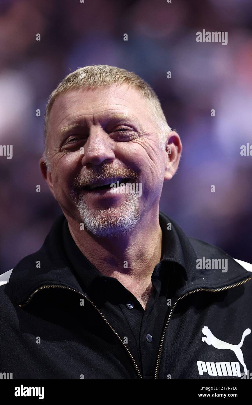 Torino, Italie. 16 novembre 2023. Boris Becker, ancien joueur de tennis allemand et entraîneur de la Holger Rune du Danemark, regarde lors du Round Robin simple match entre Jannik Sinner d'Italie et Holger Rune du Danemark lors du cinquième jour de la finale du Nitto ATP World Tour. Crédit : Marco Canoniero/Alamy Live News Banque D'Images