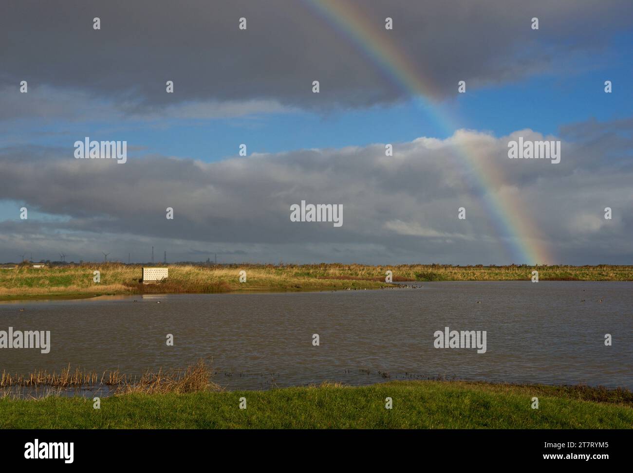 Arc-en-ciel sur Kilnsea Wetlands, Kilnsea, East Yorkshire, Angleterre Royaume-Uni Banque D'Images