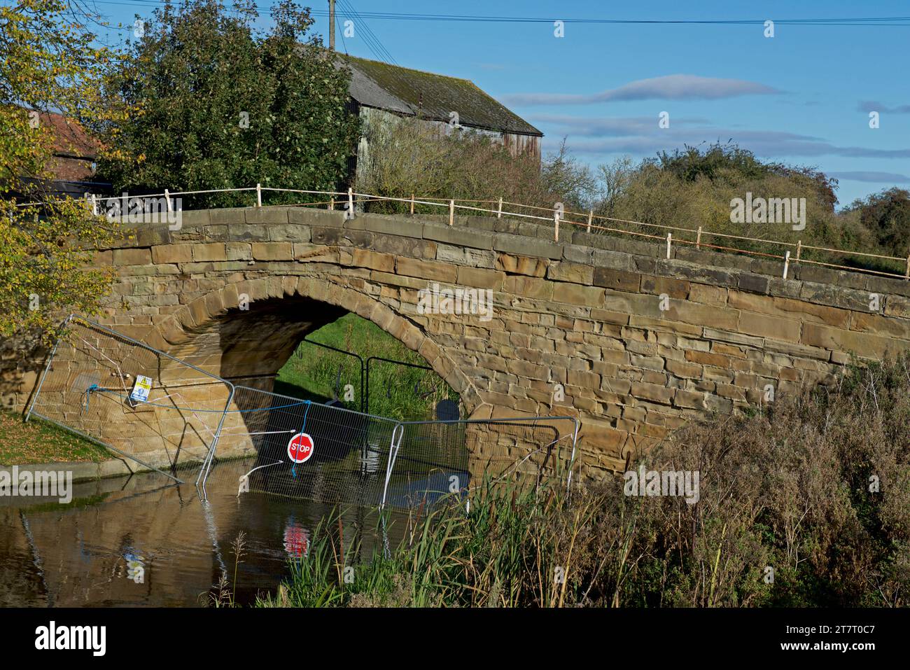 Pont routier au-dessus du canal Selby à West Haddlesey, North Yorkshire, Angleterre Royaume-Uni Banque D'Images