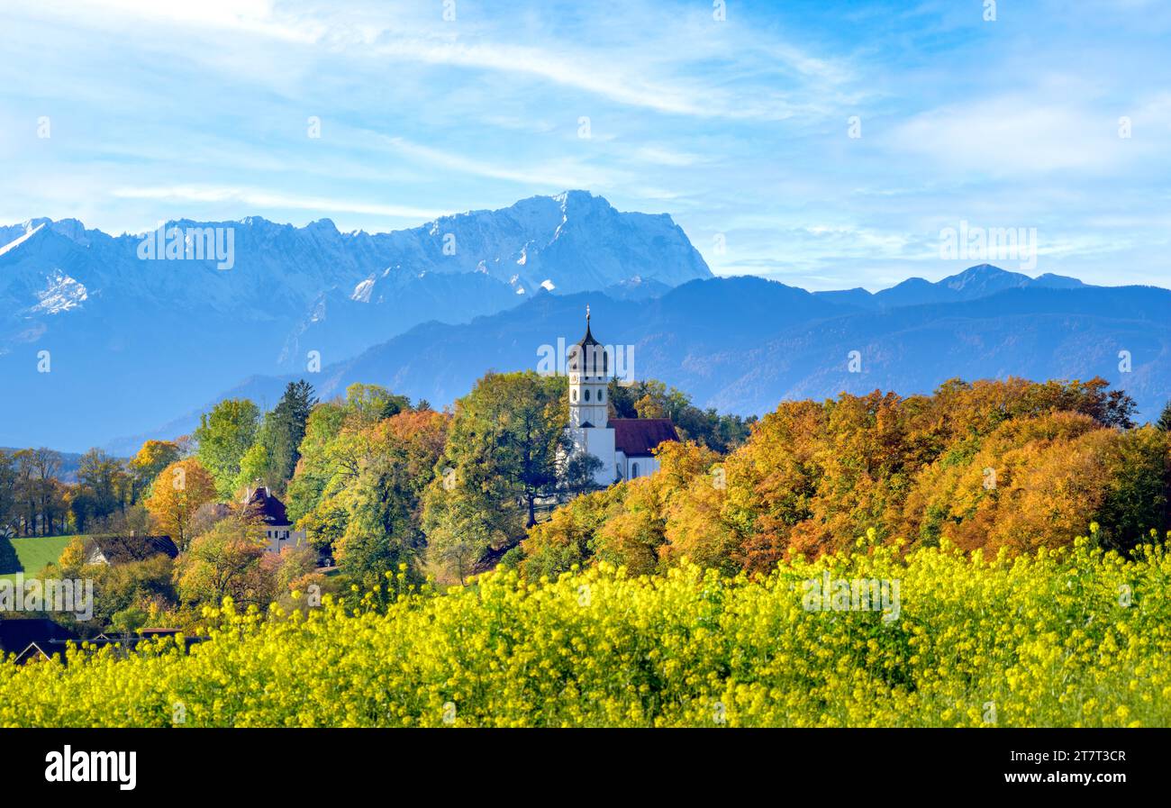 Église de St. Johann in Holzhausen sur le lac Starnberg, derrière la Zugspitze, contreforts alpins, haute-Bavière, Bavière, Allemagne, Europe Banque D'Images