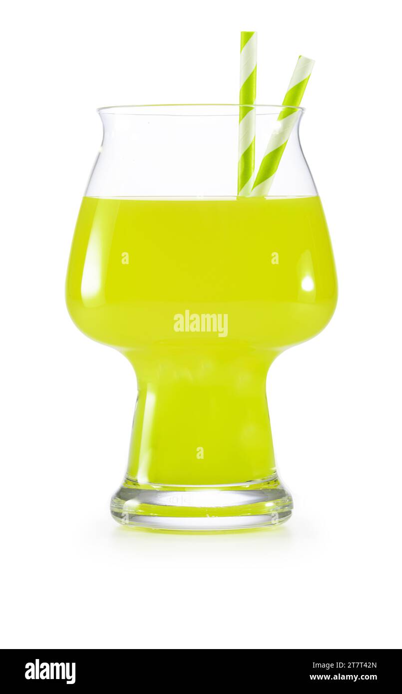 Verre de jus de citron vert avec paille à boire en papier isolé sur fond blanc. Banque D'Images