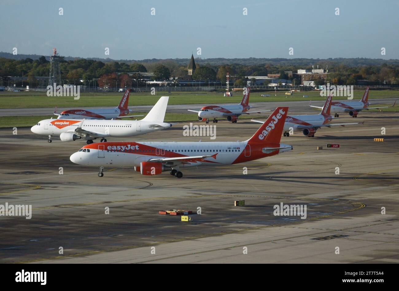 Un groupe d'Airbus A320 easyjet faisant la queue pour quitter l'aéroport de Londres Gatwick tôt le matin Banque D'Images