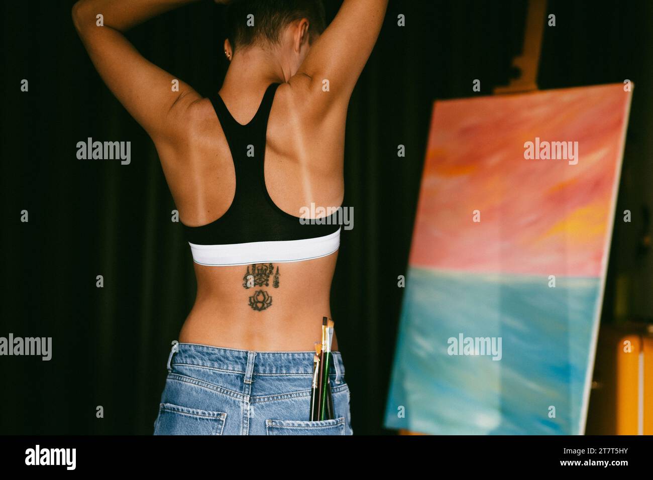 Femme avec tatouage sak yant sur son dos. Banque D'Images