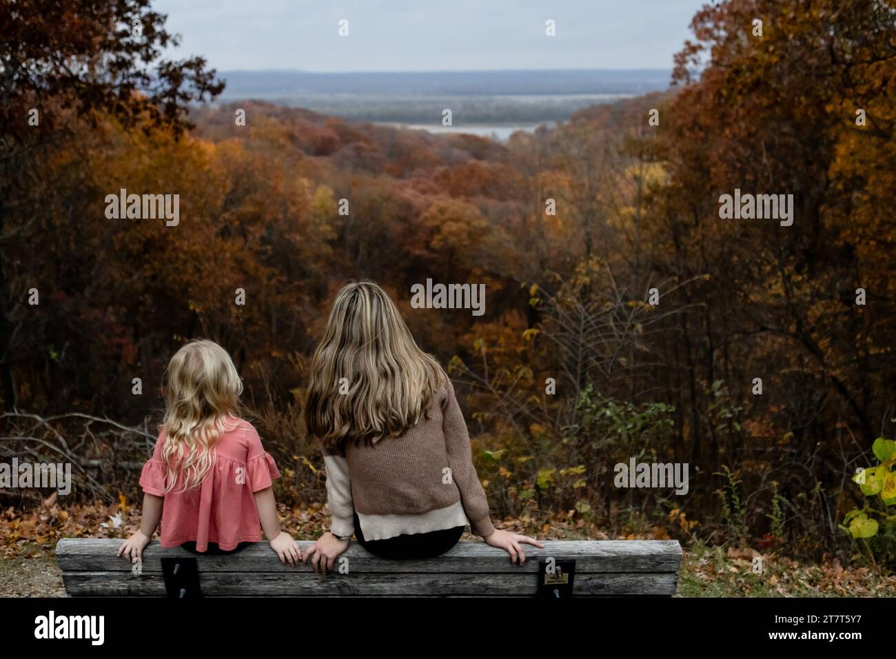 Deux personnes assises sur un banc regardant la vue du feuillage d'automne Banque D'Images