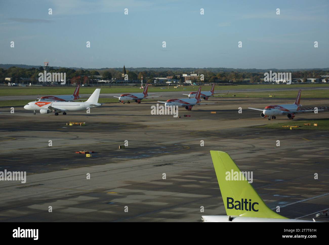 Un groupe d'Airbus A320 easyjet faisant la queue pour quitter l'aéroport de Londres Gatwick tôt le matin Banque D'Images