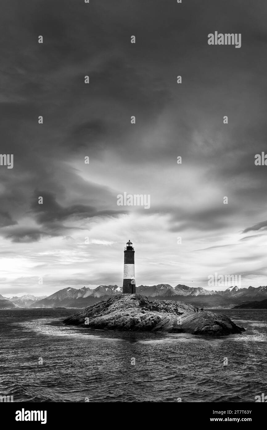 Vue panoramique sur l'île rocheuse où les éclaireurs brillent Banque D'Images