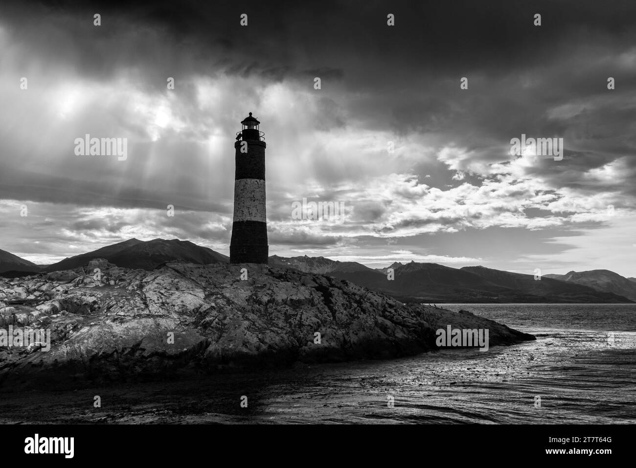 Vue panoramique sur l'île rocheuse où les éclaireurs brillent Banque D'Images