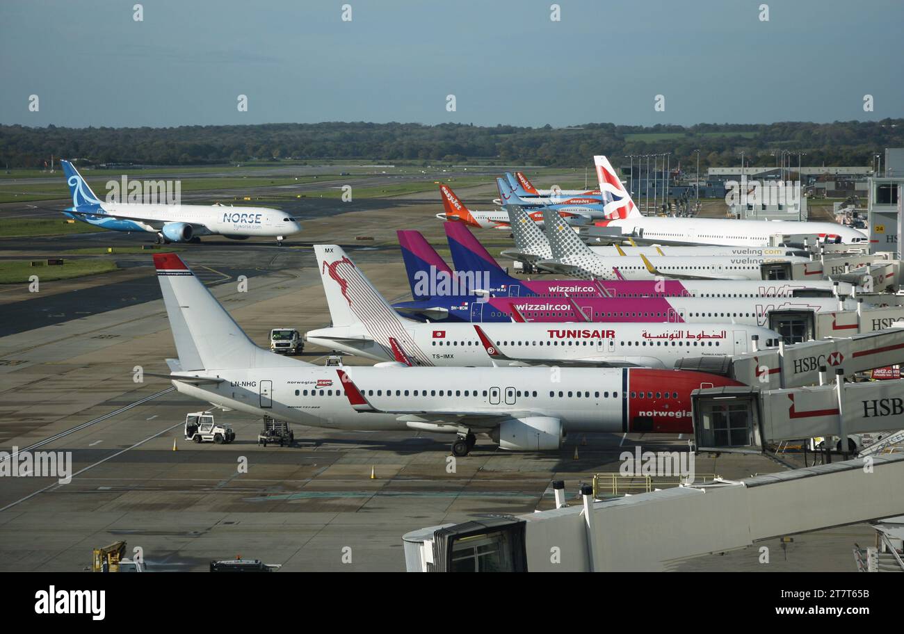 Vue sur les quais occupés du terminal sud de l'aéroport de Londres Gatwick, y compris les avions d'un certain nombre de compagnies aériennes Banque D'Images