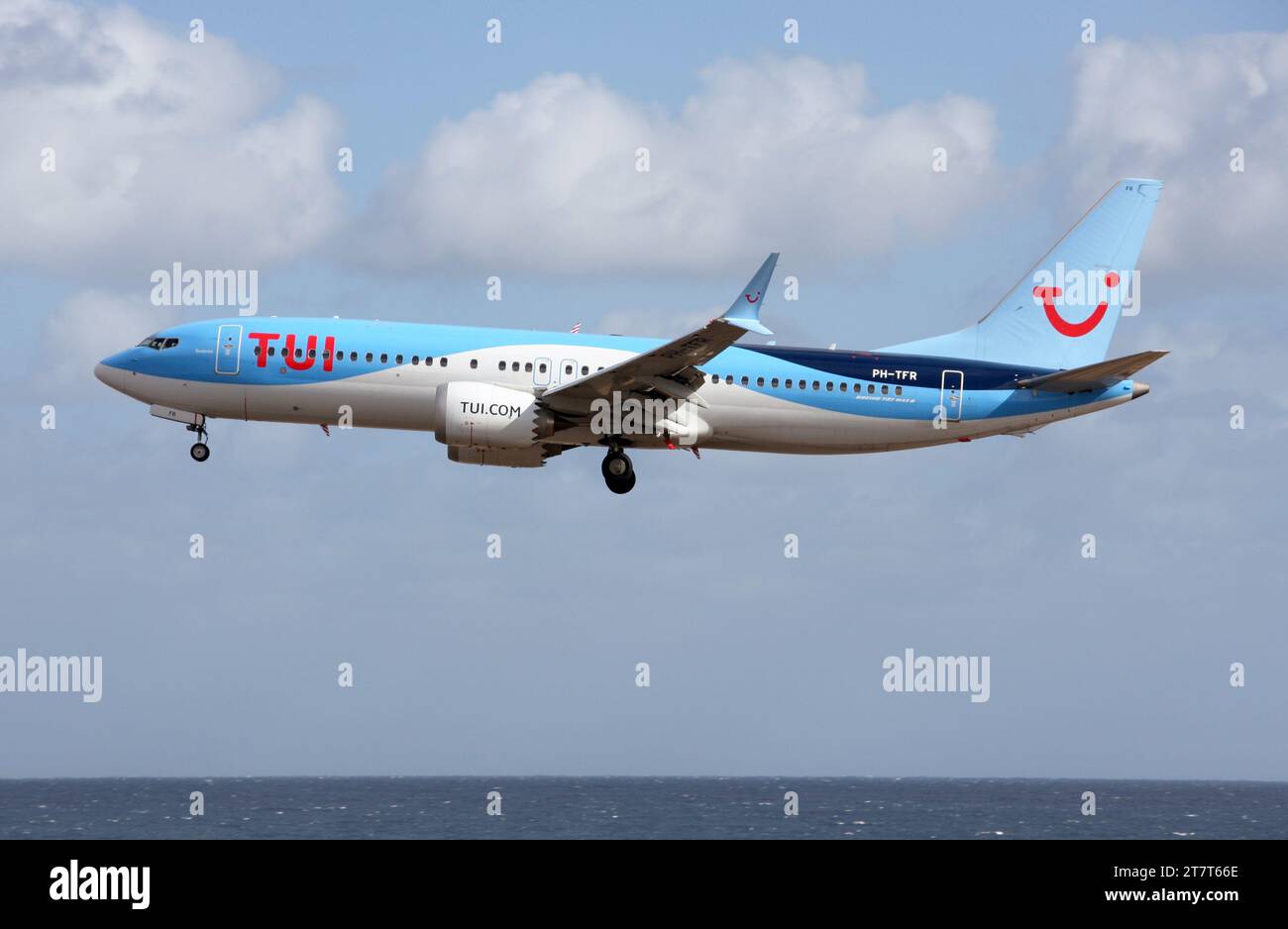 Un Boeing 737-8 MAX de la division néerlandaise de TUI approche de l'aéroport Lanzarote Arrecife Banque D'Images