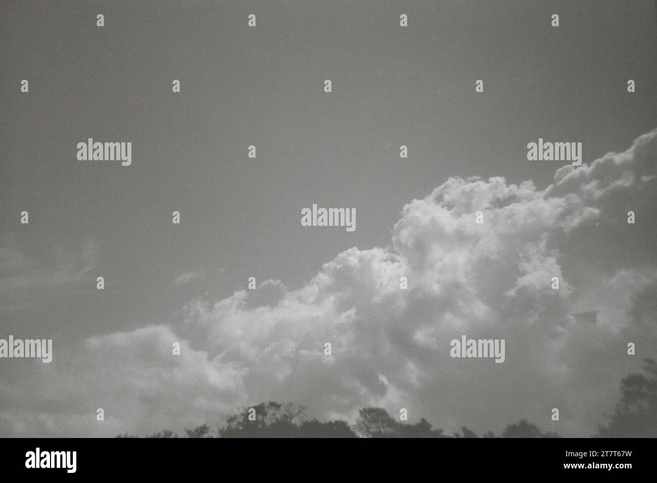 Flou noir et blanc d'un paysage nuageux Banque D'Images