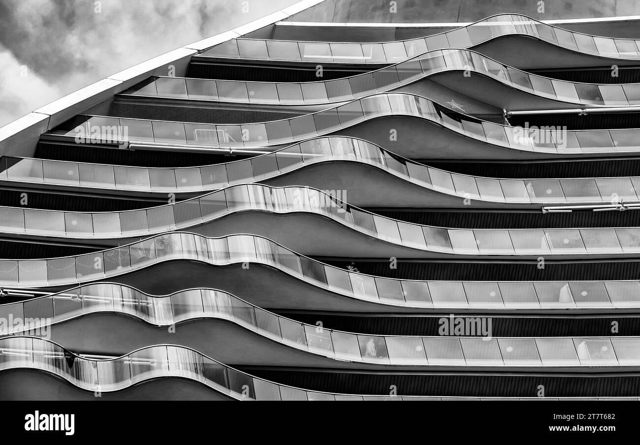 Balcons en forme de vagues en noir et blanc à Benidorm Banque D'Images