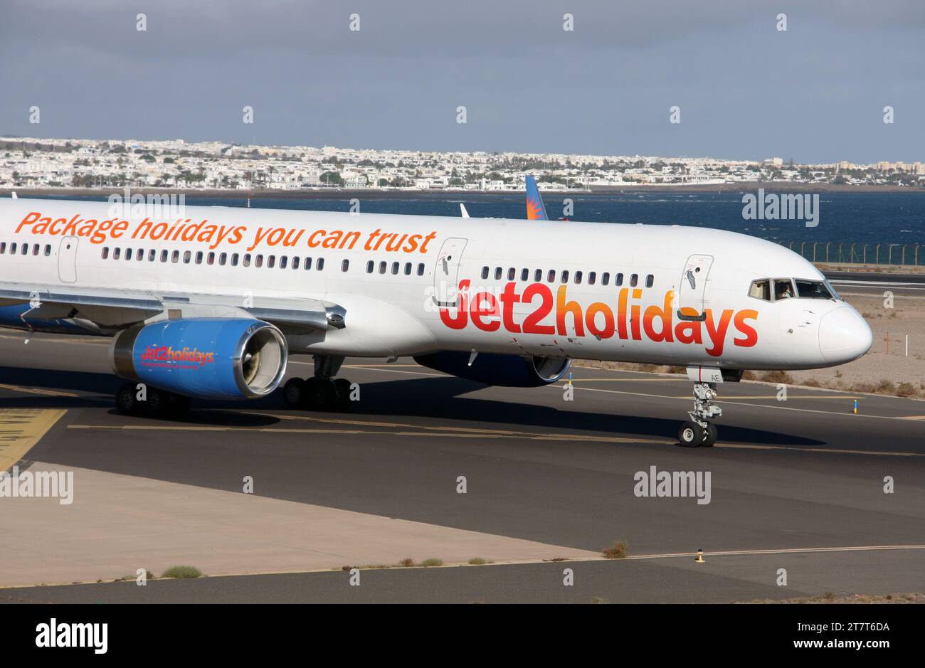 Un Boeing 757-200 de Jet2 Holidays en attente de départ de l'aéroport Lanzarote Arrecife Banque D'Images