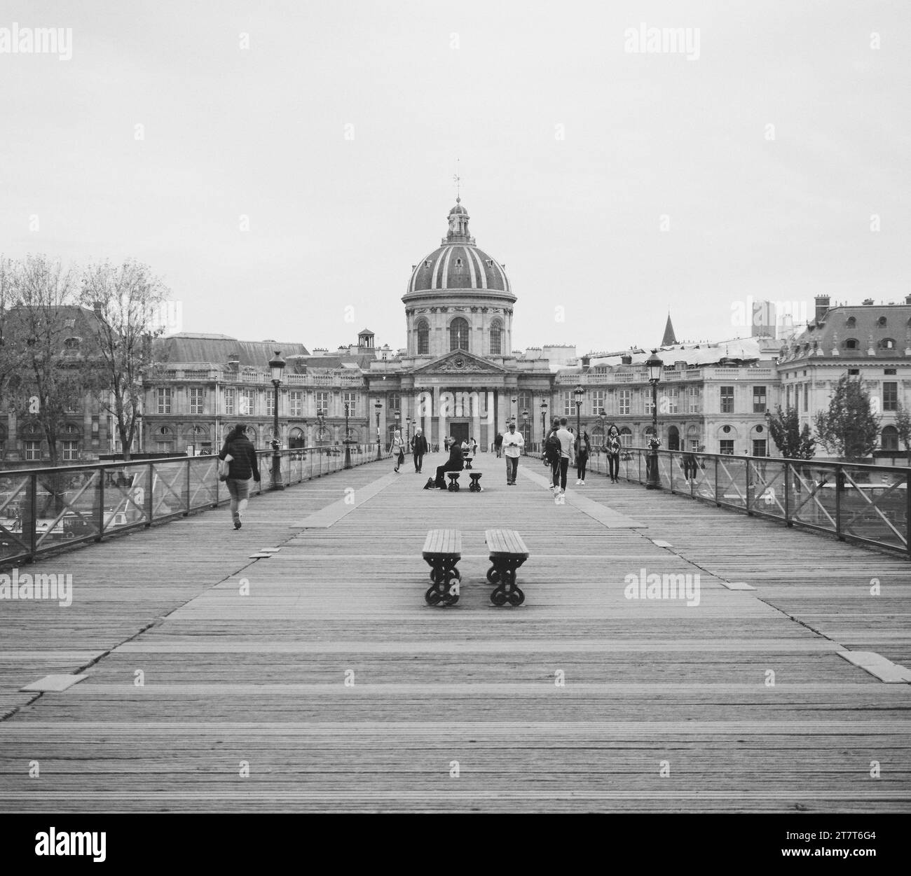 La vie urbaine en noir et blanc à Paris france Banque D'Images