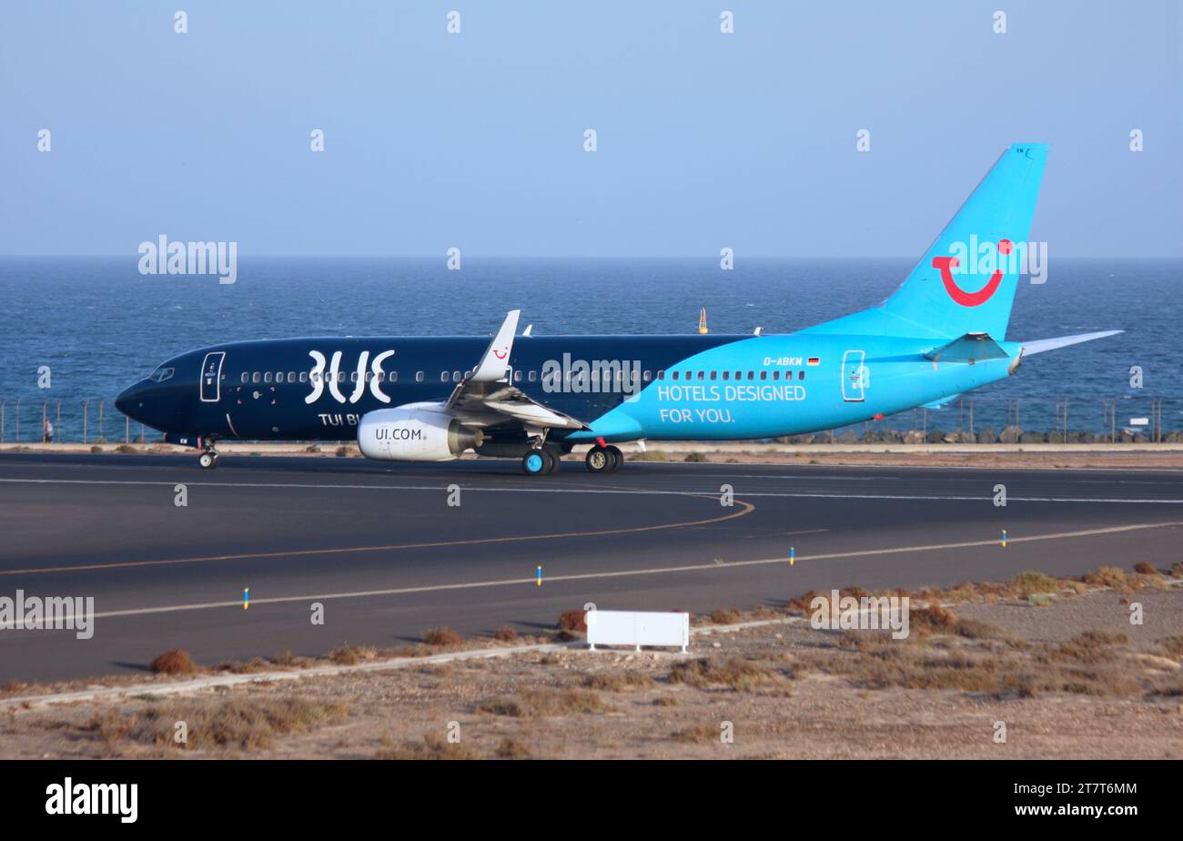 Un Boeing 737-800 de la division allemande TUI Fly de TUI dans une livrée spéciale des hôtels TUI Blue a fait la queue pour quitter l'aéroport Lanzarote Arrecife Banque D'Images