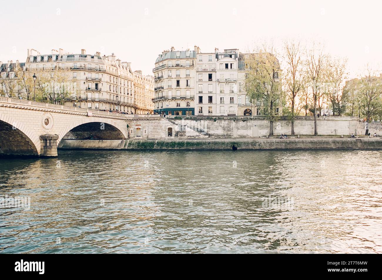 Vue rêveuse de Paris illuminée de lumière dorée le long de la seine Banque D'Images