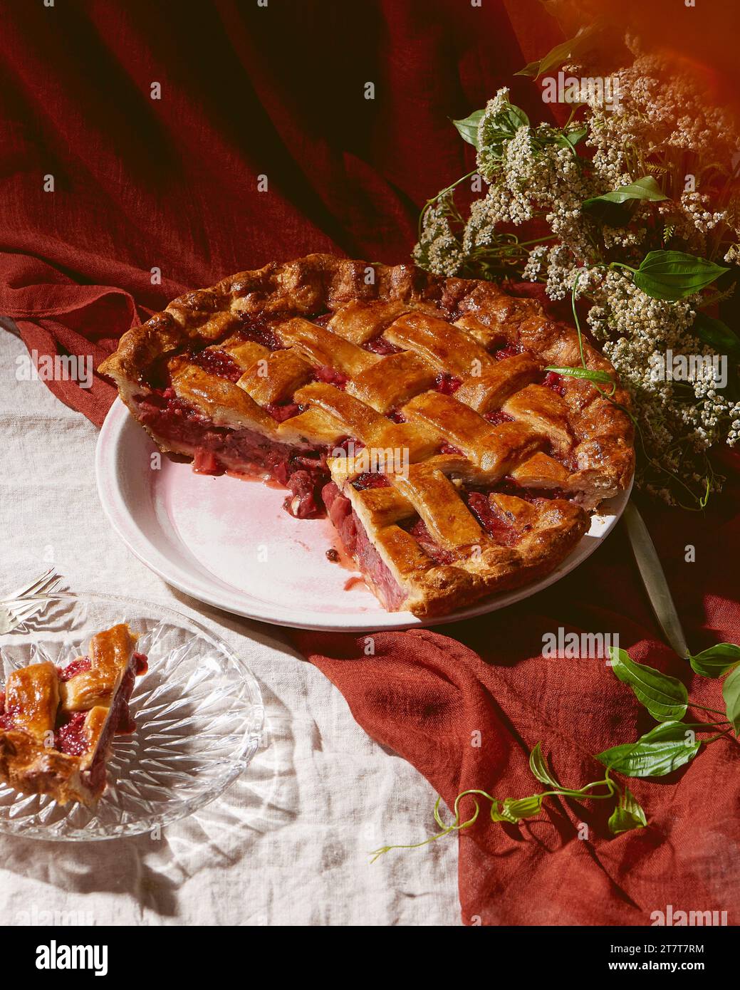 Couper en tarte à la rhubarbe à la fraise avec portion sur l'assiette Banque D'Images