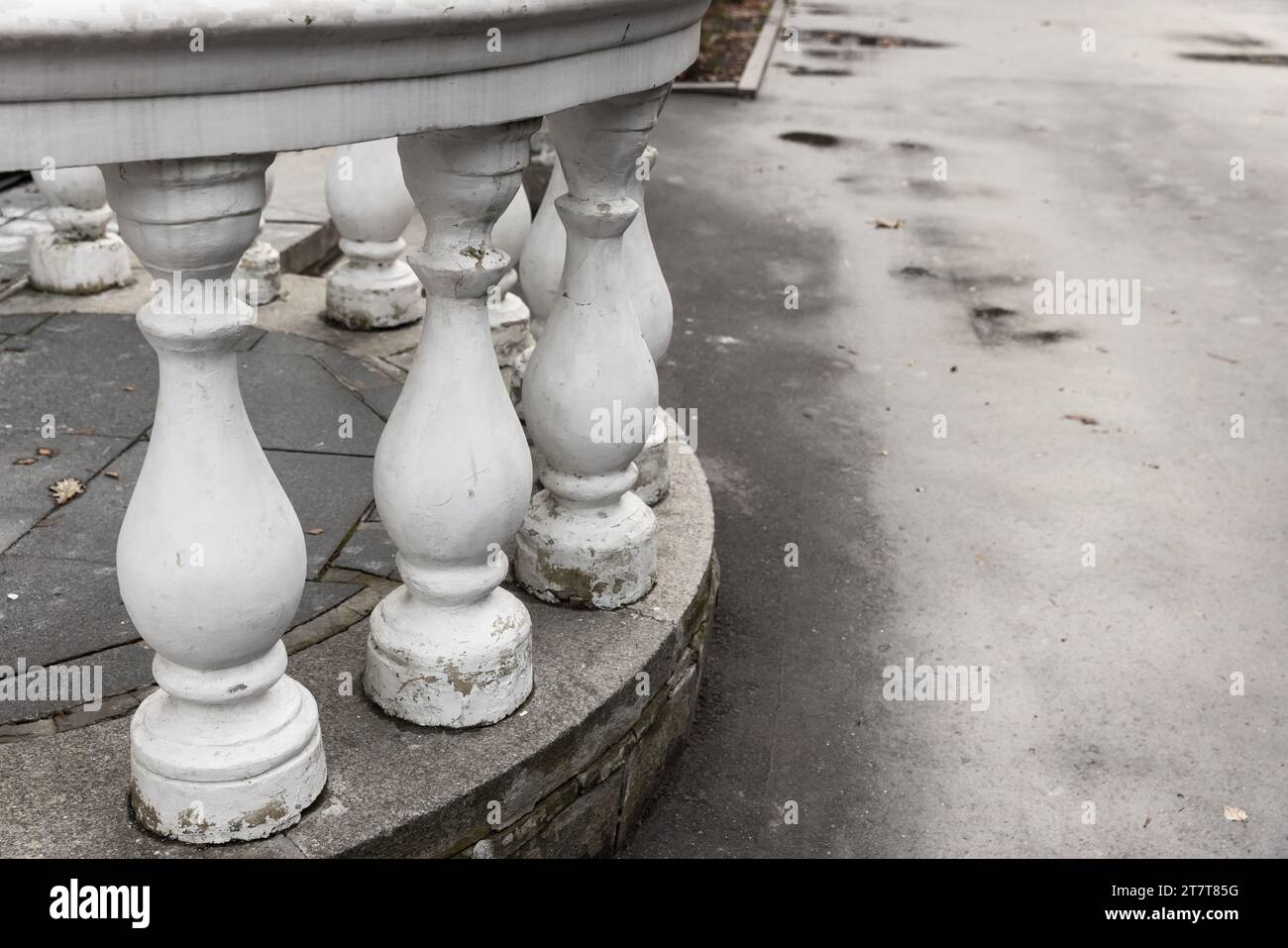 Balustres blancs. Architecture classique abstraite, fragment extérieur Banque D'Images