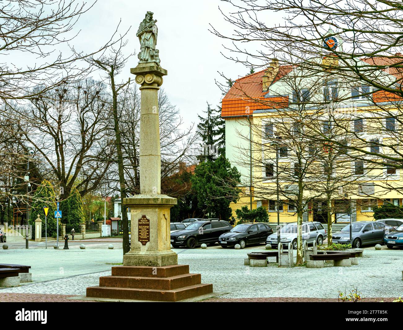 Un beau monument dans le centre de Rynok Square, Jaslo, Pologne. Banque D'Images