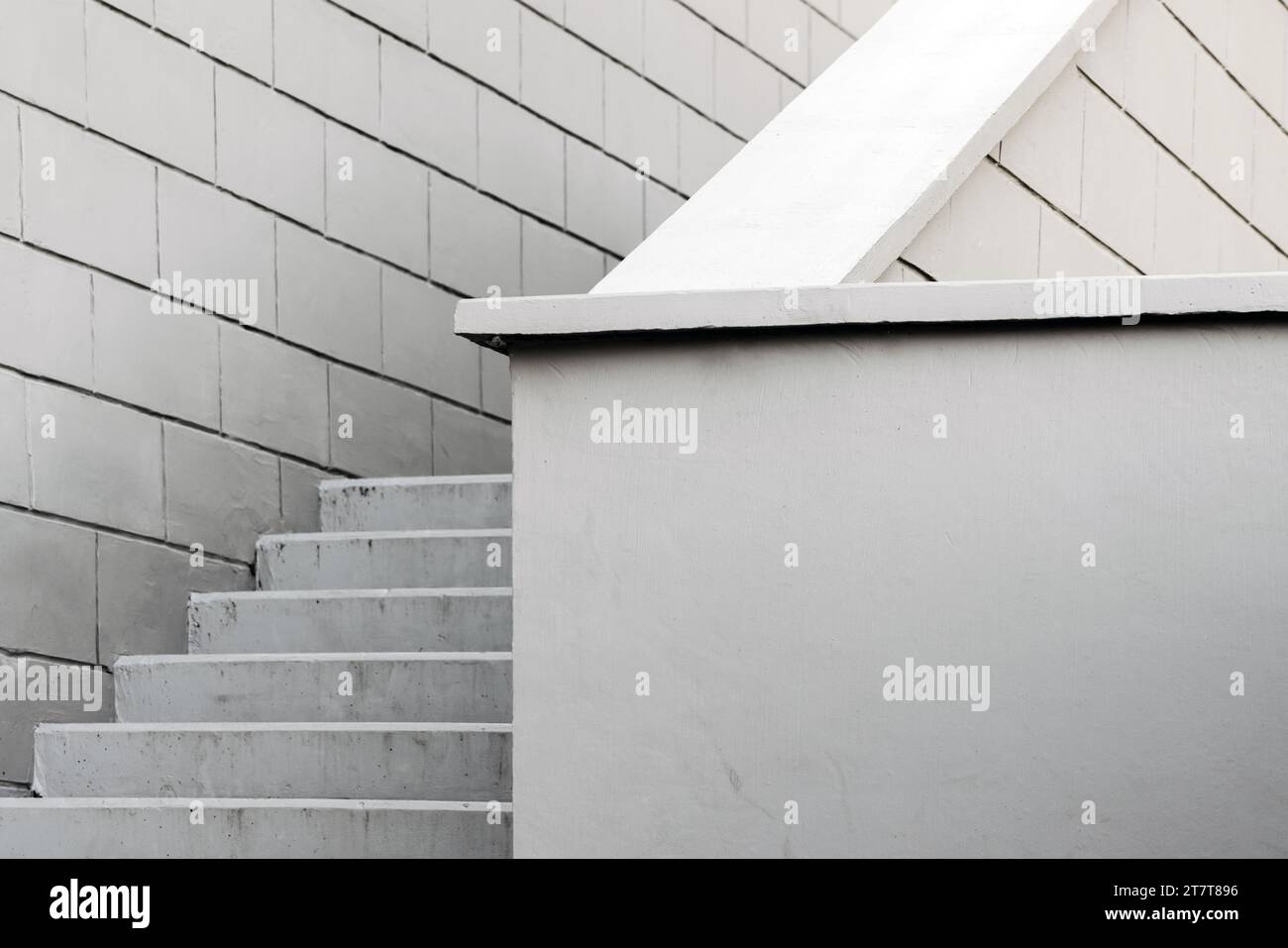 Escalier vide en béton blanc avec une main courante sont près du mur, arrière-plan d'architecture abstraite Banque D'Images