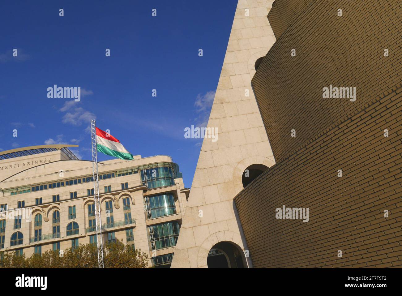 Nemzeti Szinhaz, le Théâtre National, avec la ziggurat à droite, Ferencvaros, Budapest, Hongrie Banque D'Images