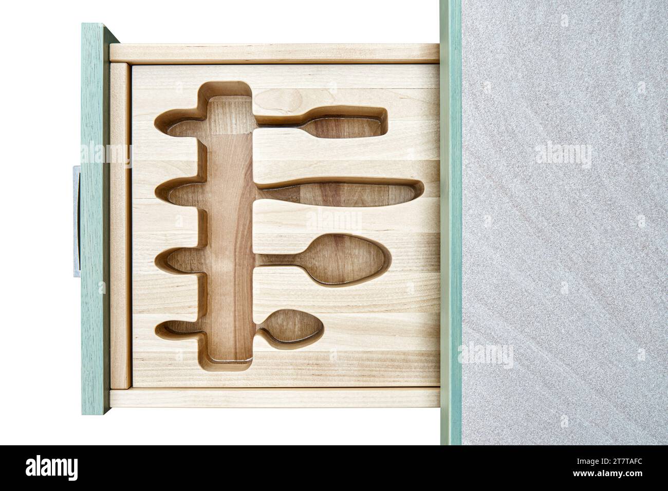 Supports en bois craqués pour couverts dans le tiroir ouvert de table de service isolé sur fond blanc. Dispositif confortable unique pour garder les ustensiles Banque D'Images