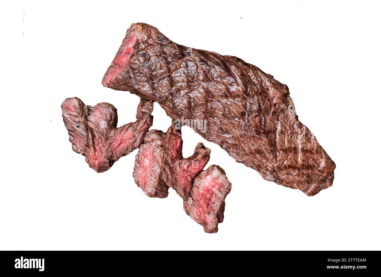 Grillé Medium rare machette ou jupe steak de viande de bœuf sur planche à découper en bois. Isolé, fond blanc Banque D'Images
